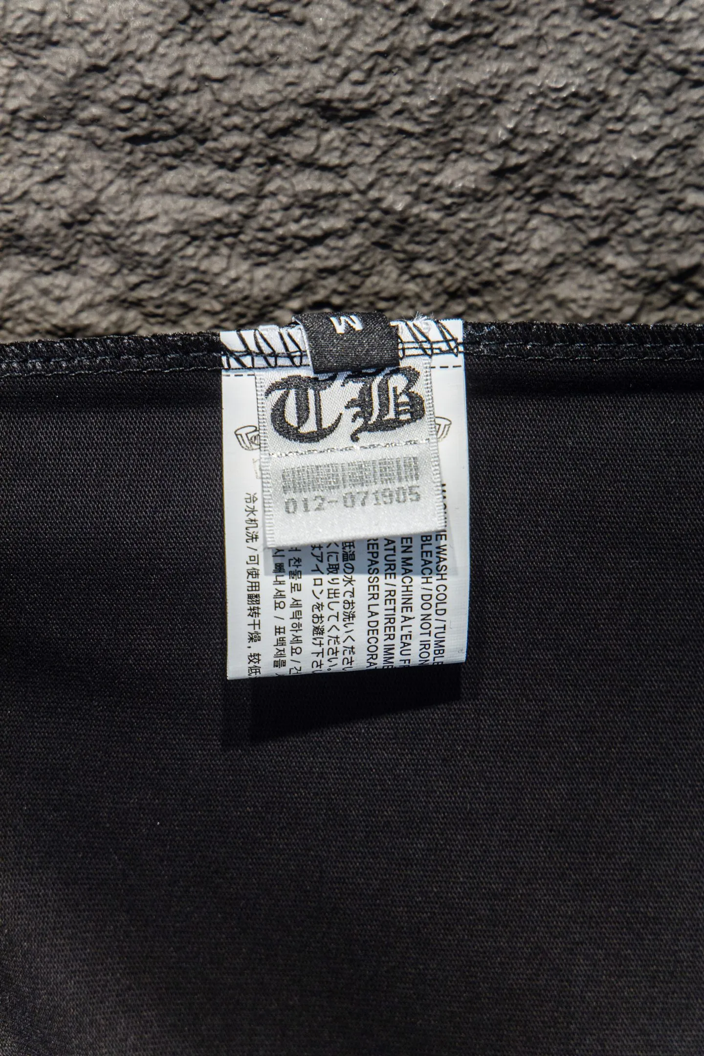 P180 Chrome hearts 25FW This year’s popular Chrome Hearts model is so 🉑️. The imported leather label on the front chest is made of ZP material. 1:1 restoration makes it easy to touch. It has a large resistance and is very smooth to the touch, which is different from the market. The letters are machine embroidered with leather material after adjusting according to the original details. The thickness is moderate. The hardware is imported. Front #embroidery. Imported Tajima high-density heavy embroidery technology. The font is three-dimensional and full. The back panel is specially imported machine embroidery. The hardware is added with handcrafts. The cost is extremely high. It uses 32-count double yarn and 260-gram weight fabric. It is super comfortable. It is very comfortable and soft to wear in spring and summer. You will not feel stuffy. It is very comfortable to wear and absorbs sweat, so it is more suitable to wear. It can be used as a base in spring and can be worn casually on the street. The color is eye-catching 👍 The simple version is full of fashion and very comfortable to wear. It is well-designed and refuses to be monotonous and vulgar. It does not make ordinary styles. Modern elements and design sense come to the face, giving the piece of clothing a unique fashion color~ Color: White Black Size Chart: S M L XL